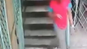 видео, на котором люди внезапно падают с лестницы