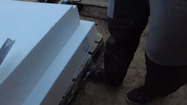 Резка пенопласта лучковой пилой, подгонка под неровное основание, приклейка цементным клеем. СФТК смотреть онлайн