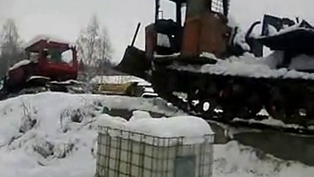 ТДТ - 55 А выгружаем с кузова, заклинил задний мост. смотреть онлайн