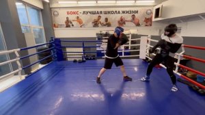 Как СПАРРИНГОВАТЬ НОВИЧКУ в БОКСЕ.