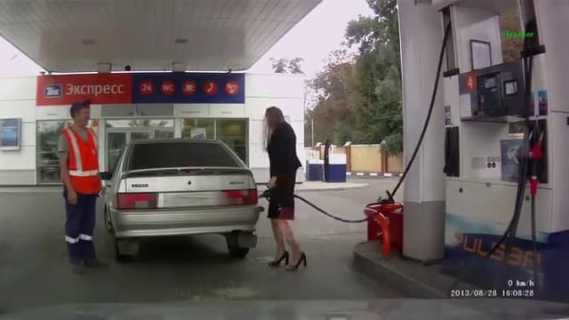 Невероятные приключения блондинки на АЗС смотреть онлайн