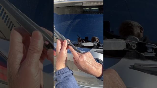 Changing Toyota RAV4 Prius rear wiper blade смотреть онлайн