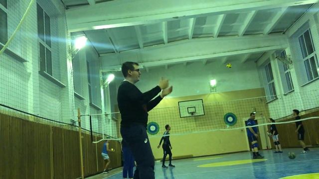 ЖЕНА заставляет УЧИТЬСЯ ИГРАТЬ!!! Жирный профи притворился новичком на волейболе#2