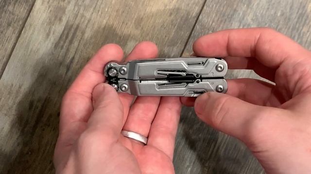 SOG PowerPint multi tool EDC gear review. (My first EDC review too) смотреть онлайн