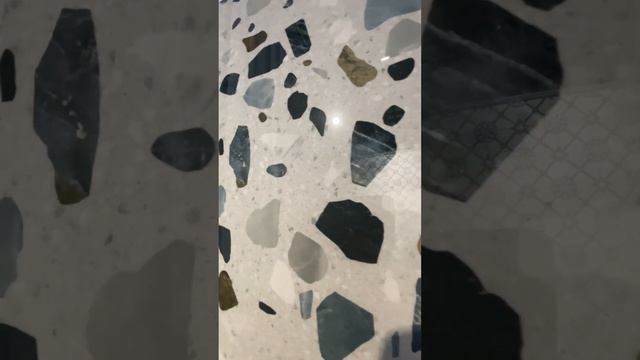 Крупноформатный керамогранит для ванны или кухни под тераццо. смотреть онлайн