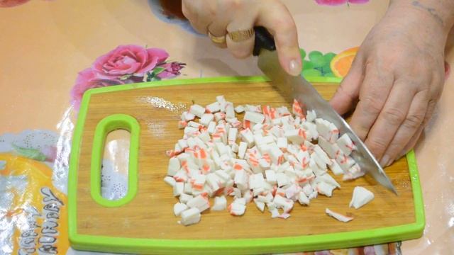 Праздничный салат из крабовых палочек и кукурузы. смотреть онлайн
