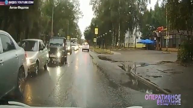 Устал ждать: водитель внедорожника выехал на встречку, а затем поехал еще и по тротуару смотреть онлайн