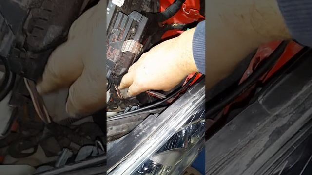 Замена лампочек ближнего света Опель Корса Д без снятия фар за 10 минут. смотреть онлайн