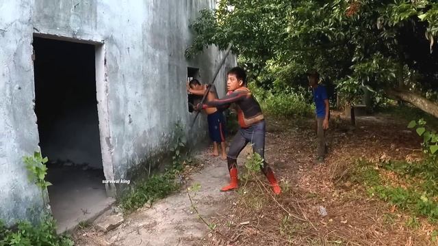 The Hunter Team Confronts The Tarnivorous Green Monster To Save The Spiderman | survival king смотреть онлайн