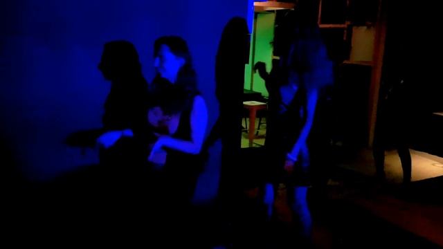 В клубе дискотека на песке! We dancing on the sand at the club! смотреть онлайн