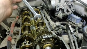 Как открутить шестерню распредвала.