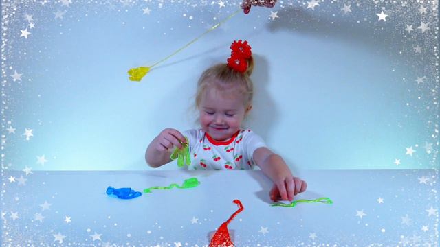 У Василисы липкие руки! Ловим конфетки лизунами. Sticky hands. Catch sweets with slimy things. смотреть онлайн