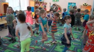 Зарядка для детей. Пяточка - носочек