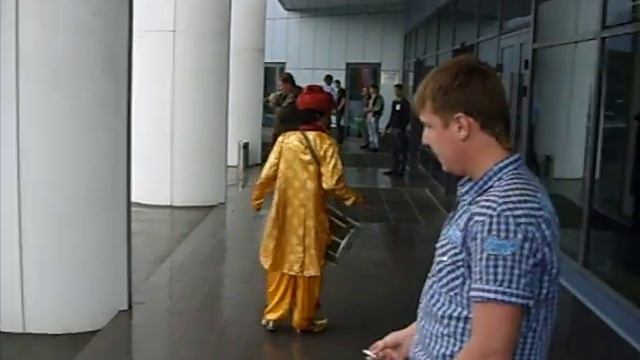 Индийский барабанщик на улице смотреть онлайн