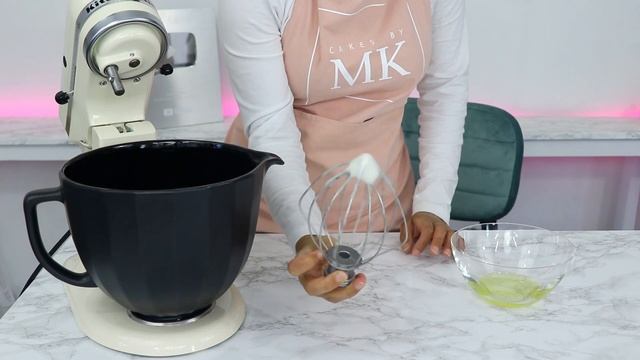 How to whip egg whites to SOFT, MEDIUM & STIFF peaks смотреть онлайн