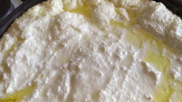 Оладьи с брусничным вареньем