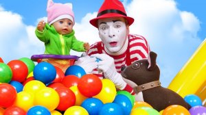 Смешные видео - Кукла БЕБИ БОН в бассейне с шариками! - Весёлые игры прятки. Детские мультики