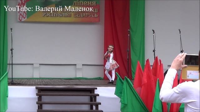 Посмотрите какая подтанцовка у юной артистки! смотреть онлайн