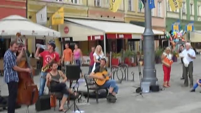 Street musicians at Rynek Square in Wroclaw (Poland) смотреть онлайн