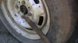 Способ откручивания прикипевшей гайки ступицы колеса в ВАЗ