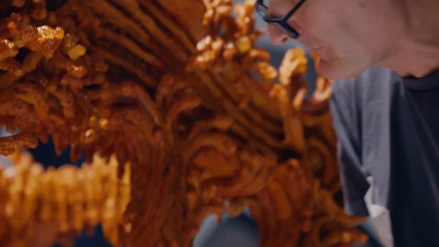 Timothy Horn discusses his coach made of sugar in ‘Fairy Tales’ at GOMA смотреть онлайн