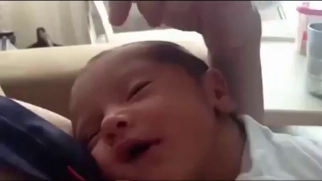 Улыбающийся младенец смотреть онлайн