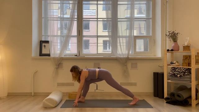 Занятие по йоге в стиле Yogaflow с Ксенией Поповой смотреть онлайн