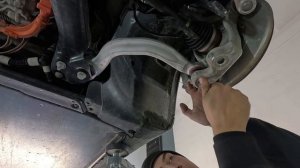 Замена нижних рычагов Тесла модел 3