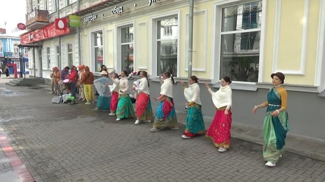 Харинама в Екатеринбурге под дождём. 26.08.2023. Gaja Hanta das. येकातेरिनबर्ग में हरिनाम смотреть онлайн
