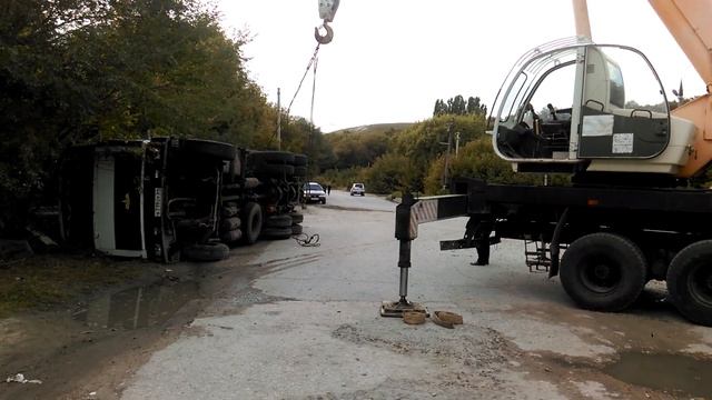В Вольске у МАЗа гружённого мукой отказали тормоза смотреть онлайн