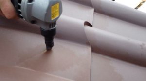 Резка металлочерепицы ножницами по металлу