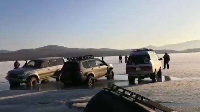 ШОК!! как тонут сразу 30 машин на о. Русском , смотрите , учитесь на чужих ошибках!! смотреть онлайн