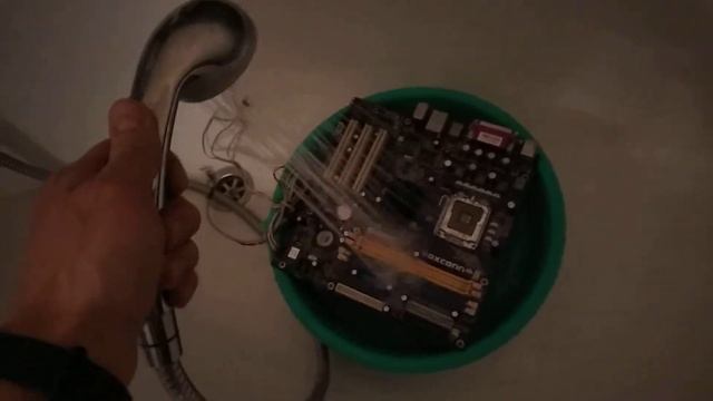 Как НЕ НУЖНО чистить и мыть материнскую плату вашей "пекарни" смотреть онлайн