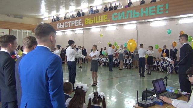 Школьный вальс на линейке. Гимназия №2 01.09.2020 смотреть онлайн