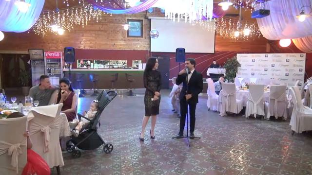 ВНЕЗАПНЫЙ ПОЦЕЛУЙ. Хитрый ведущий обманом поцеловал девушку в губы. Буа, свадьба,Марселя и Алины. смотреть онлайн