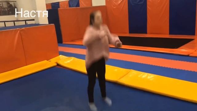 СЛОМАЛА НОГУ НА БАТУТАХ | Nastya Gulyaeva смотреть онлайн