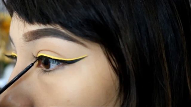 Using a Liquid Lipstick as Eyeliner ft. Queen Bee and Unicorn Blood смотреть онлайн