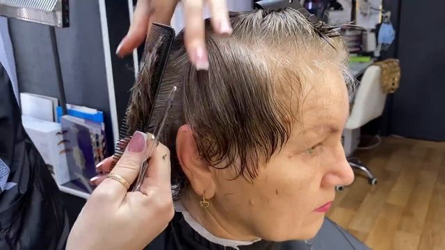 Из БАБУШКИ 60+ в МОЛОДУЮ ЖЕНЩИНУ \ Короткая женская стрижка \ Объемная стрижка в домашних условиях смотреть онлайн