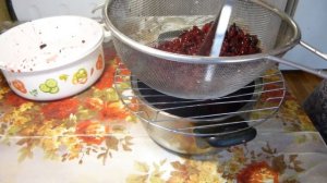 Как удобно и легко протирать овощи, ягоды и фрукты через сито.