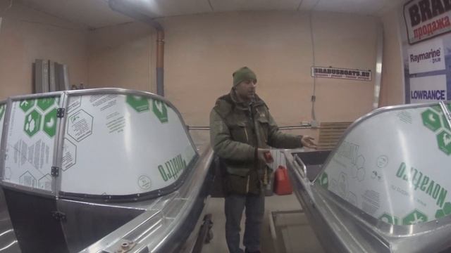 Лодка тактика 390 дс лайт и Вятка профи 390 сравниваем с рулеткой.