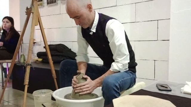 Артур Алимгузин из Уфы дает мастер-класс по гончарному искусству смотреть онлайн