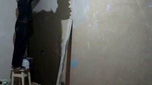 выравнивание стены плиточным клеем. основитом т 10