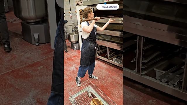 Выпечка хлеба в подовой печи ремесленный хлеб в пекарне смотреть онлайн