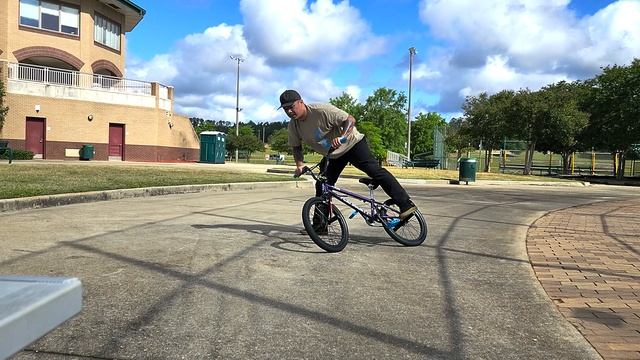 I was so close to doing the Infinity roll! Learning basic flatland tricks. paying the dues... смотреть онлайн