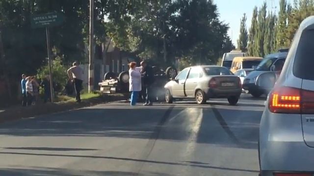 От удара машину перевернуло на крышу смотреть онлайн