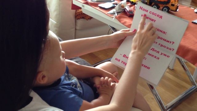 Марк (1год и 10 мес) читает "Книжную разминку" смотреть онлайн