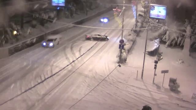 Опасный манёвр водителя в Сочи по снегу. Dangerous driver maneuver through the snow in Sochi. смотреть онлайн