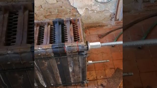 Заменили чугунные секции. Ремонт BAXI SLIM. Стянули шпильками. 220 килограмм отборного чугуна. смотреть онлайн