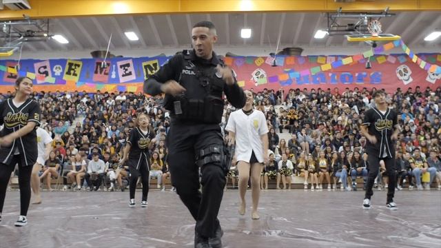 SRO Dances at High School to Say Goodbye смотреть онлайн