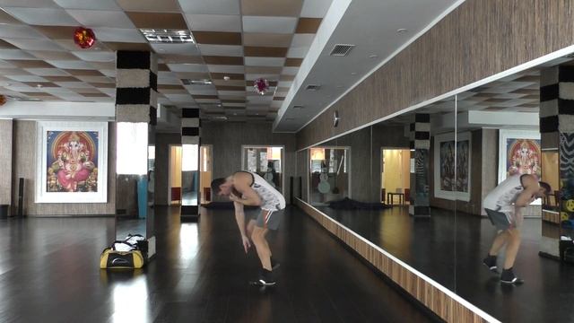 Как не упасть, пропустив сильный удар смотреть онлайн